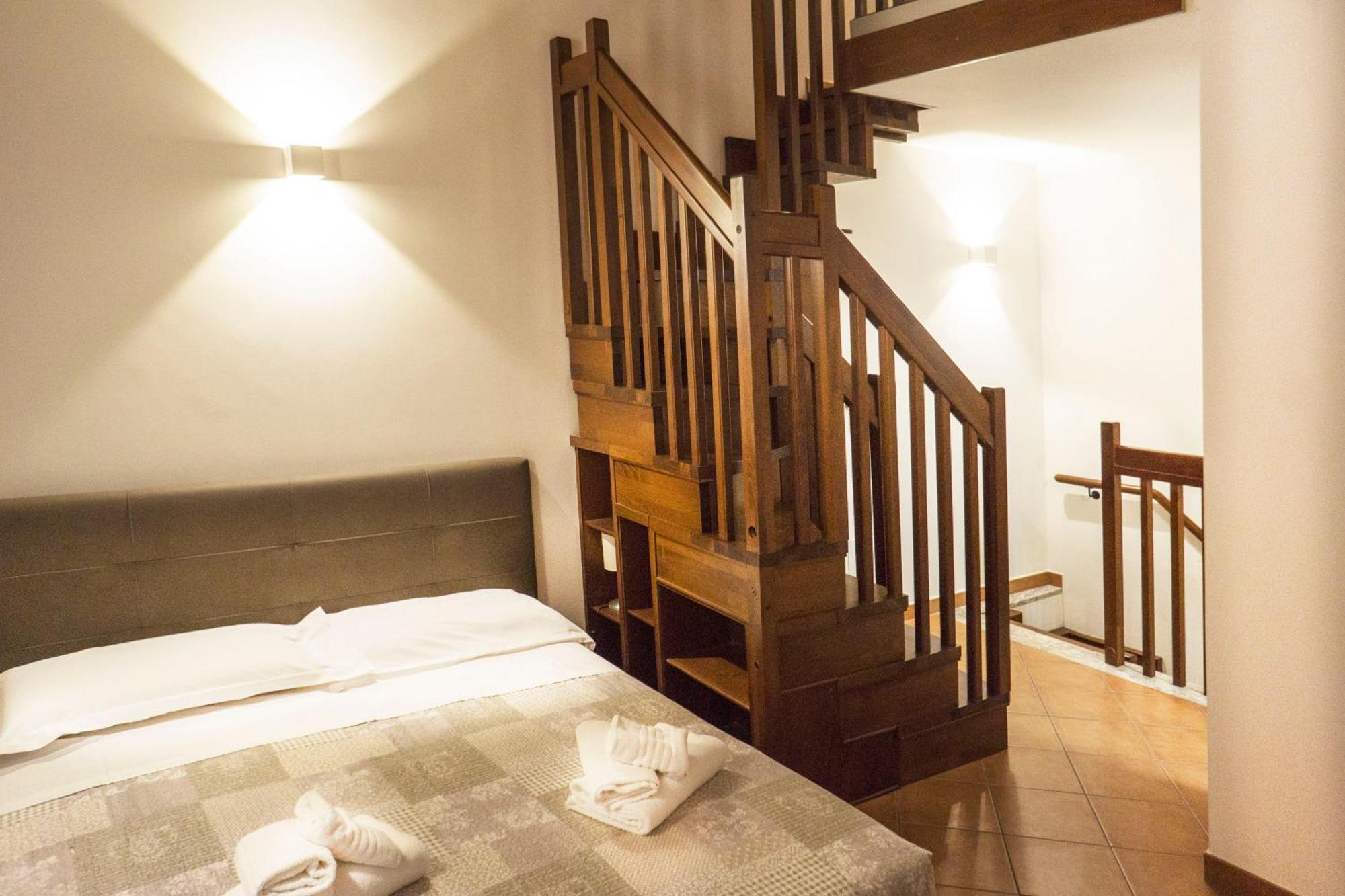 Tina House - Il Cortile Nel Centro Storico Di Taormina Apartment Bagian luar foto