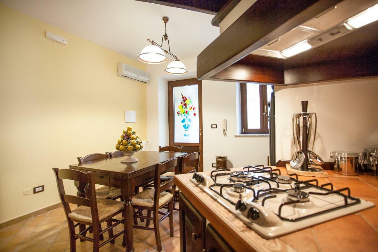 Tina House - Il Cortile Nel Centro Storico Di Taormina Apartment Bagian luar foto