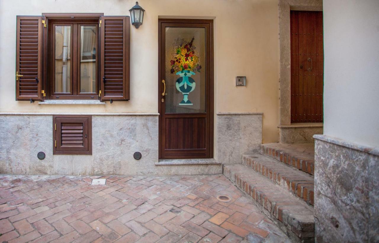 Tina House - Il Cortile Nel Centro Storico Di Taormina Apartment Bagian luar foto